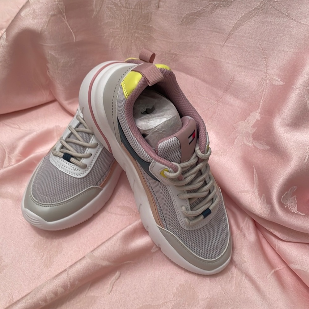 NIB Tommy Hilfiger “Fazi” sneaker